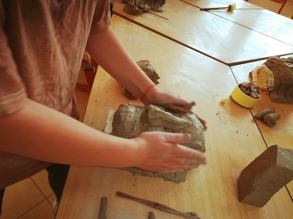 Arteterapie Tábor Modelování hlavy z keramické hlíny