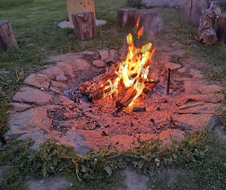 Ohniště na zahradě Ateliéru Jeřabina